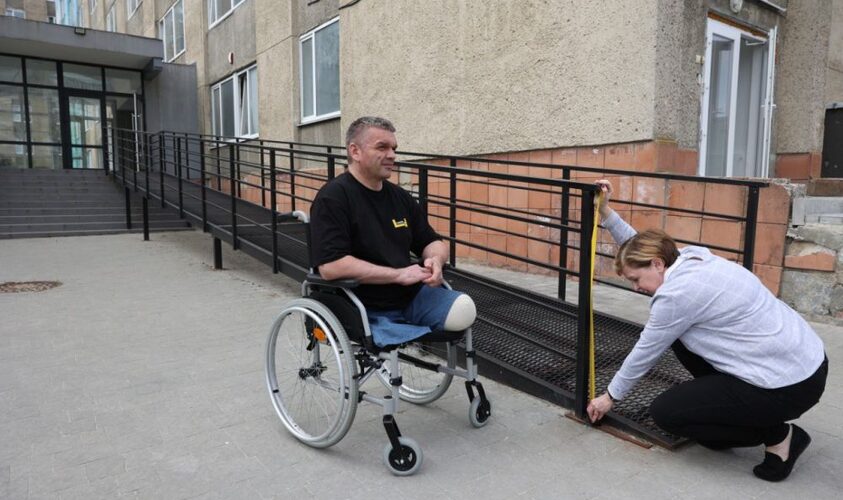 У Франківському районі Львова розпочали роботи з облаштування пандусів до 2 будинків