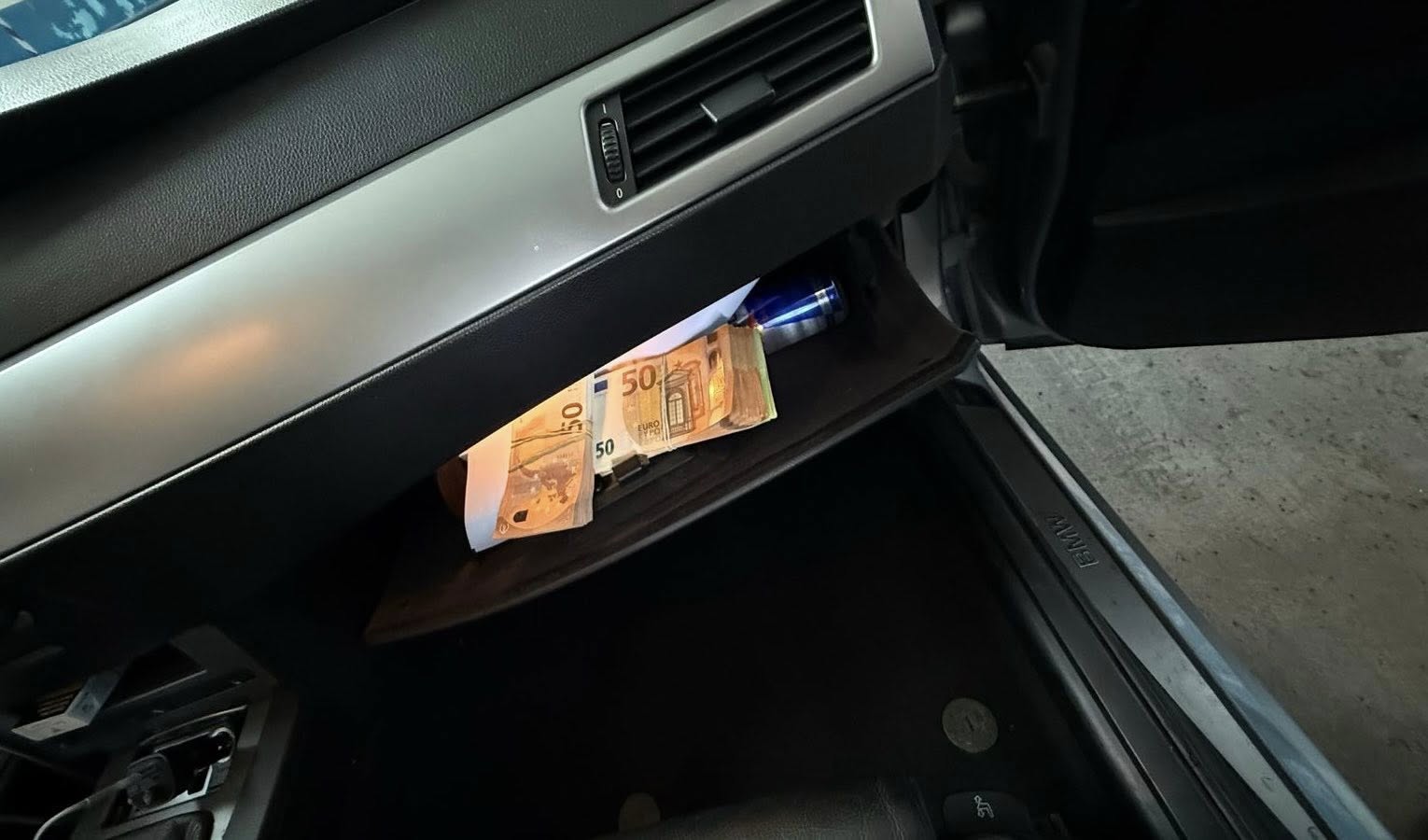 35 тисяч євро в BMW: у Раві-Руській виявили незадекларовану готівку