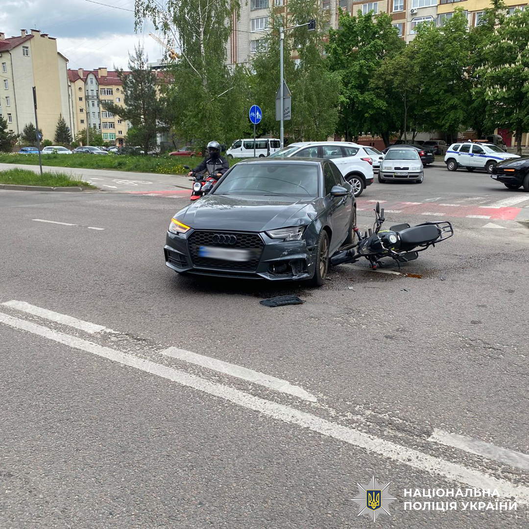 У Львові в ДТП з автівкою травмувався 34-річний мотоцикліст: він у лікарні