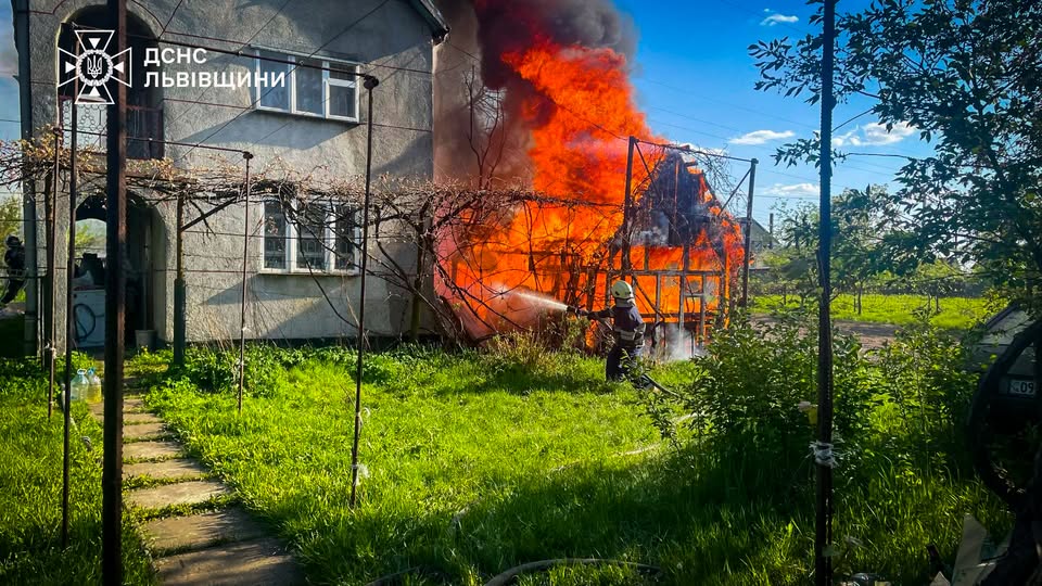 На Яворівщині ледь не згорів дачний будинок