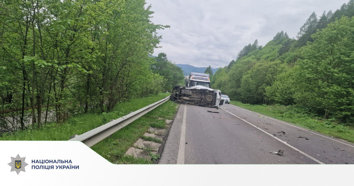 У Сколе у ДТП з вантажівками загинув водій мікроавтобуса