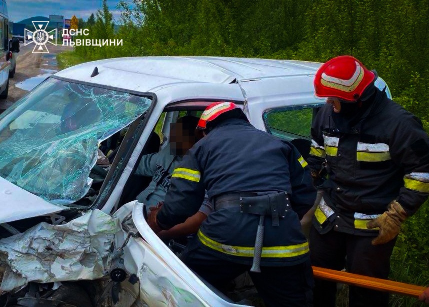 У Львівському районі внаслідок ДТП постраждав чоловік: з понівеченого авто його визволяли рятувальники