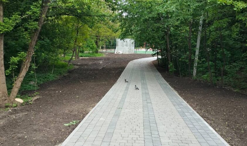 У львівському парку «Знесіння» облаштовують інклюзивний простір: які роботи вже виконали