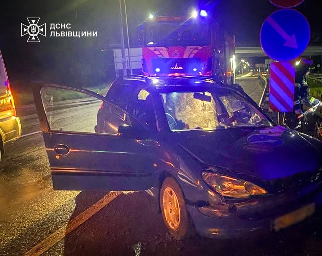 У Винниках водійка “Peugeot 206” врізалася в опору: двоє постраждалих