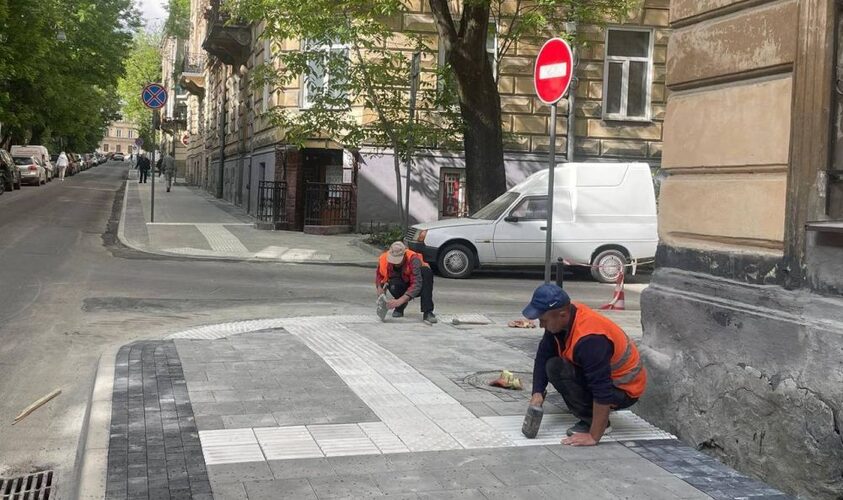 На вулиці Патріарха Димитрія Яреми у Львові облаштували доступний тротуар (ФОТО)