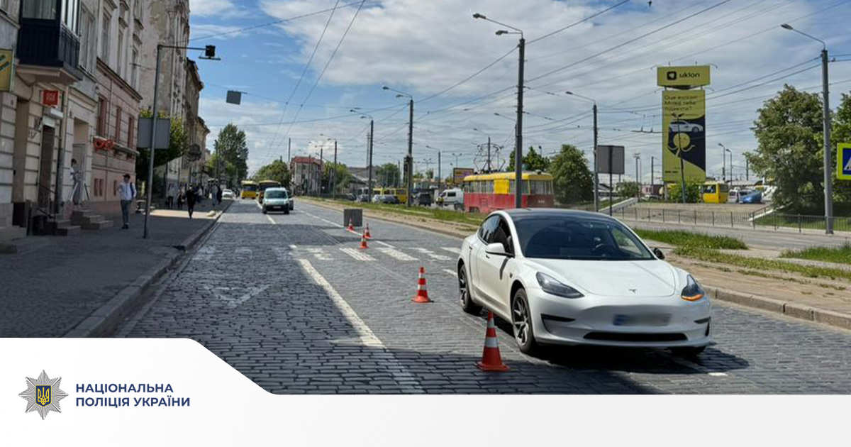 81-річна львів’янка потрапила до лікарні після наїзду водія автомобіля “Tesla” на вулиці Городоцькій