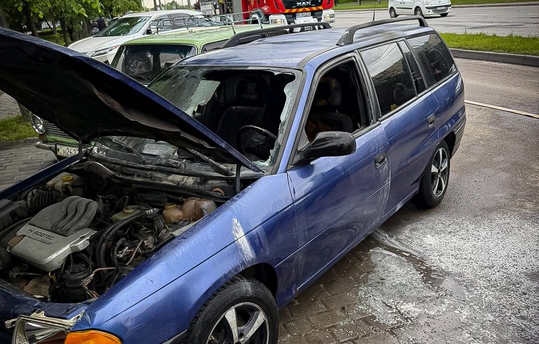 На вулиці Науковій у Львові зайнявся припаркований автомобіль Opel Astra
