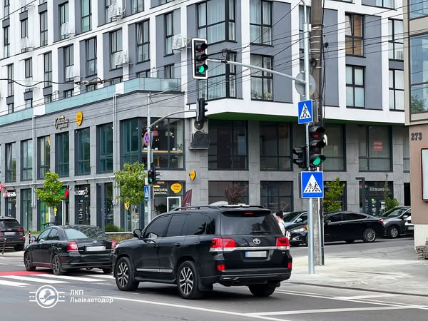 На Сихові запрацював новий світлофор: локація