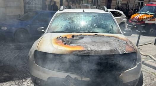 У Львові загорівся Renault Duster: авто вдалося врятувати від знищення