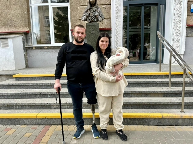 У Львові ветеран ЗСУ, який втратив ногу на фронті, став батьком
