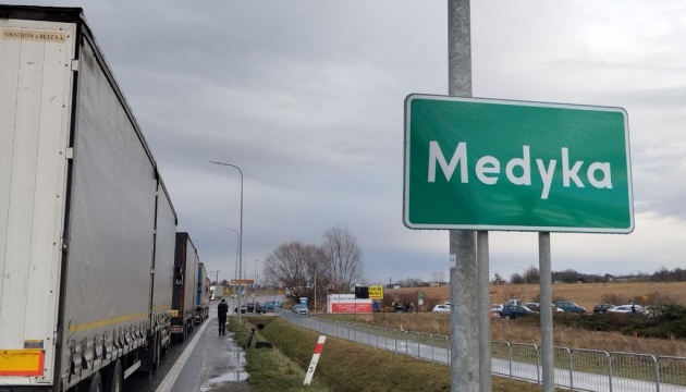 У пункті пропуску “Шегині – Медика” можливе сповільнення руху вантажівок