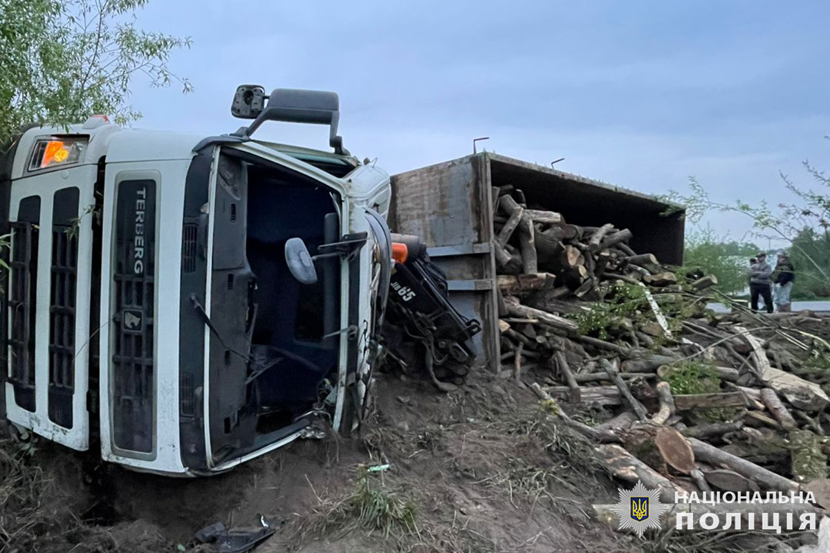 На Яворівщині перекинулася вантажівка: травмований 50-річний пасажир