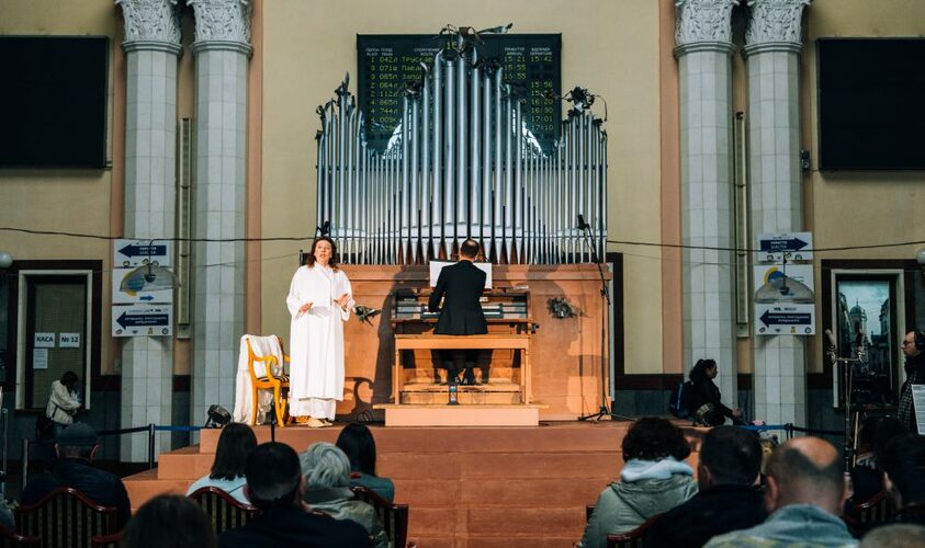 На залізничному вокзалі Львова показали виставу