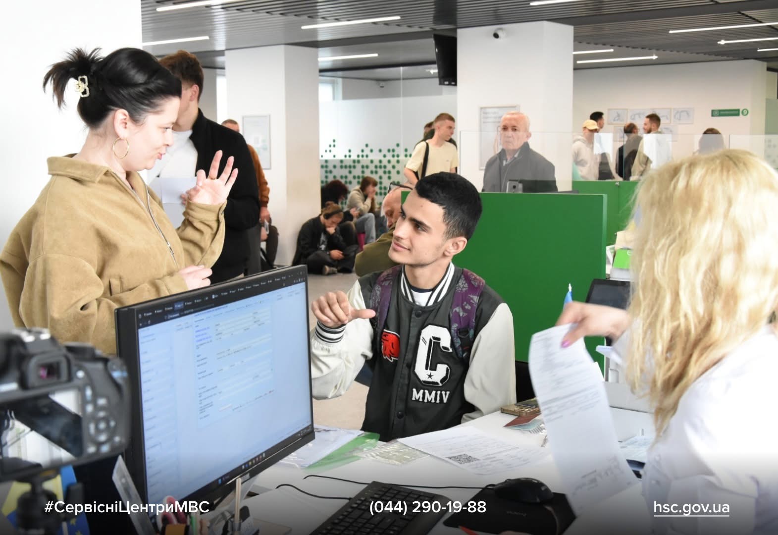 У Львові вперше в рамках проєкту «Безбар’єрні автошколи» посвідчення водія отримали двоє учасників із порушеннями слуху та мовлення