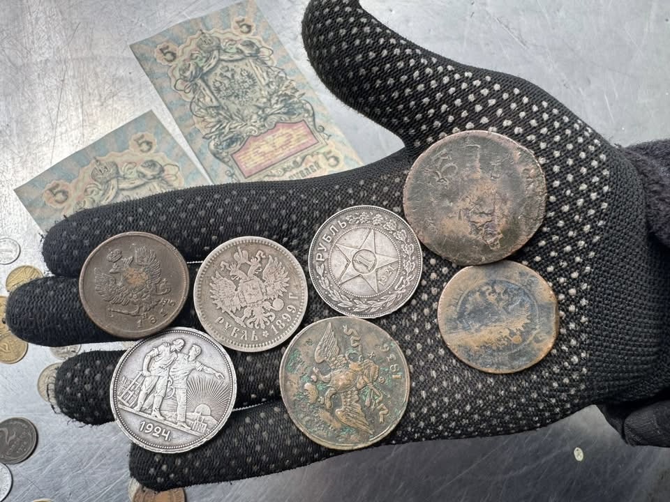 На польському кордоні у жительки Дніпропетровщини виявили колекцію старовинних монет і російські банкноти