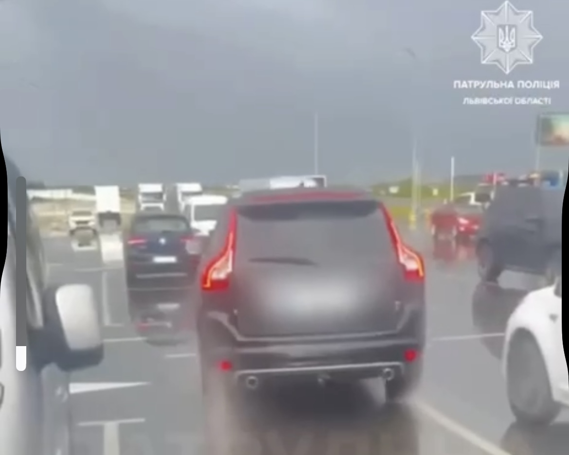 Львів’янку оштрафували за те, що дозволила 13-річному сину керувати автомобілем