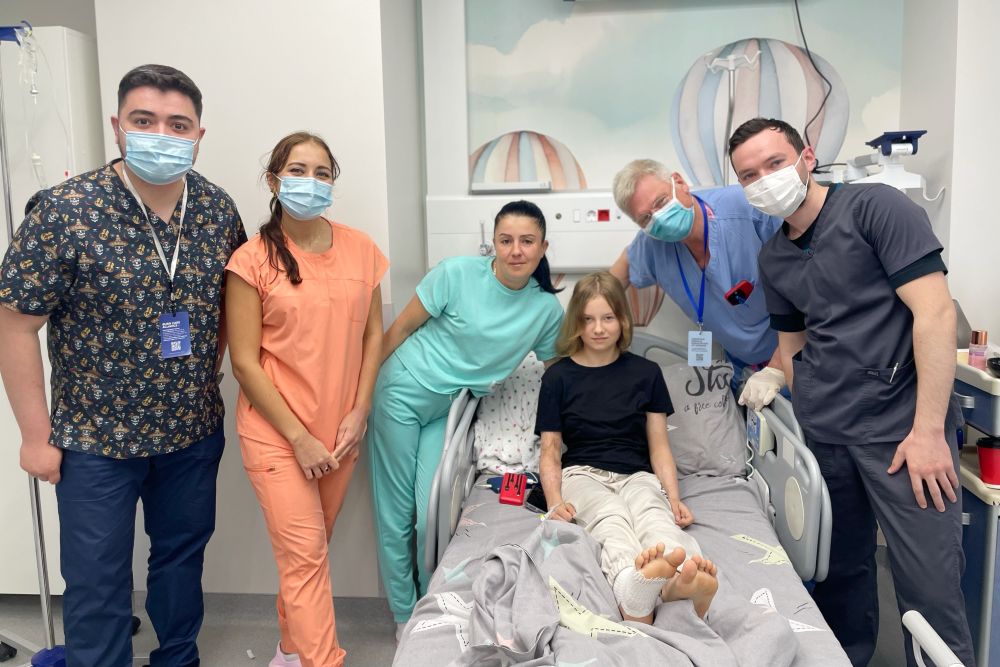 Дівчинці, яка 10 років боролась зі слідами від опіків, допоміг американський пластичний хірург, що приїхав до Львова