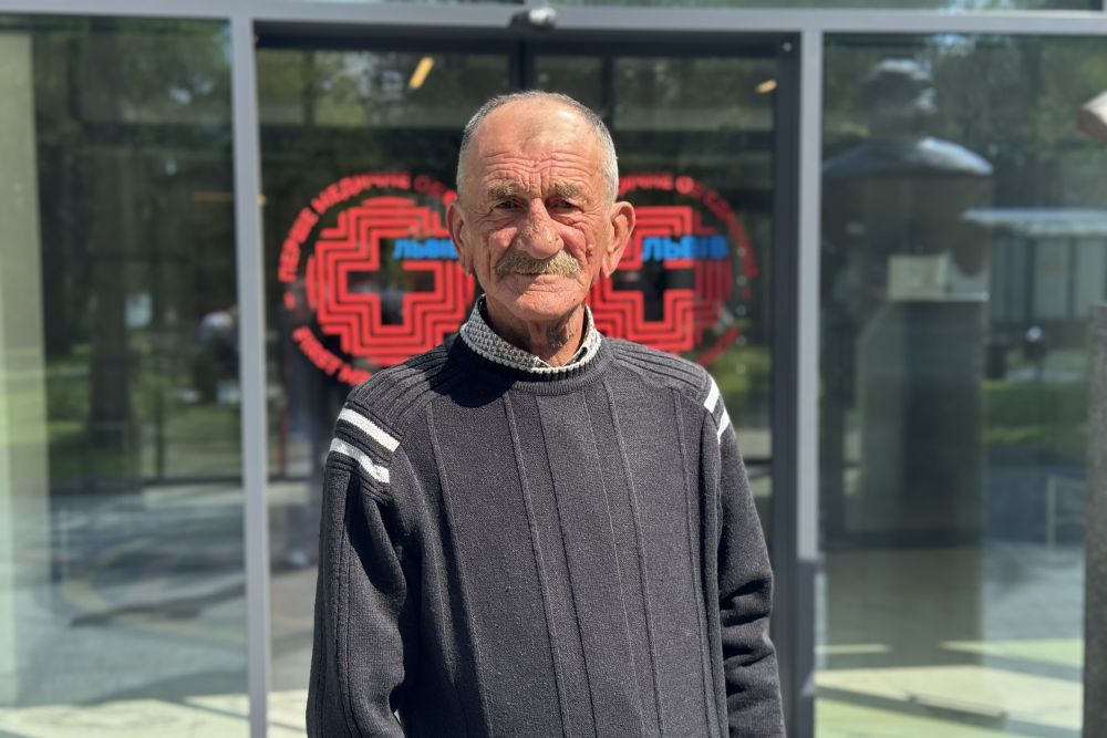 Була розміром зі страусине яйце: львівські медики видалили чоловікові величезну кісту на шиї