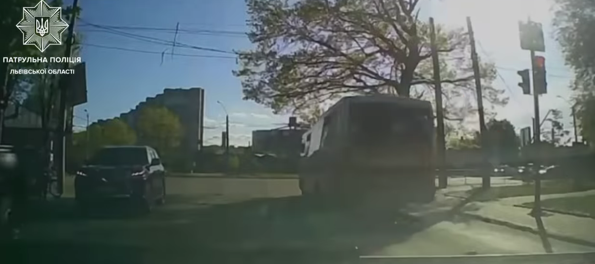 У Львові водій поїхав на червоне світло світлофора: його оперативно розшукали