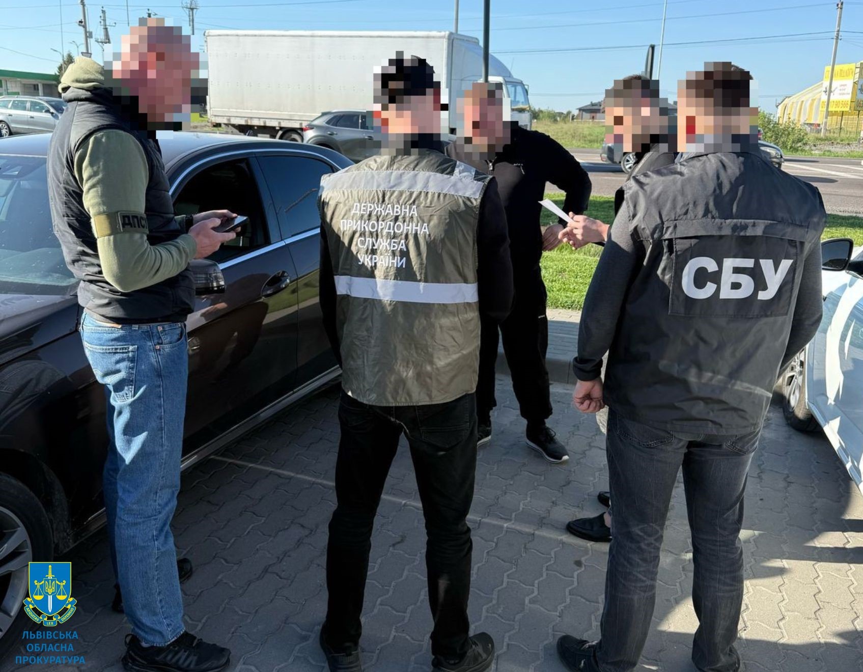 Контрабанда автомобілів на понад 2 млн грн під виглядом гуманітарної допомоги для ЗСУ: на Львівщині викрили злочинну групу