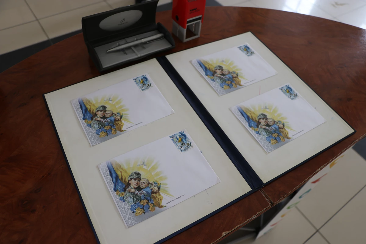 Присвячена Дню матері: на Львівщині погасили нову поштову марку