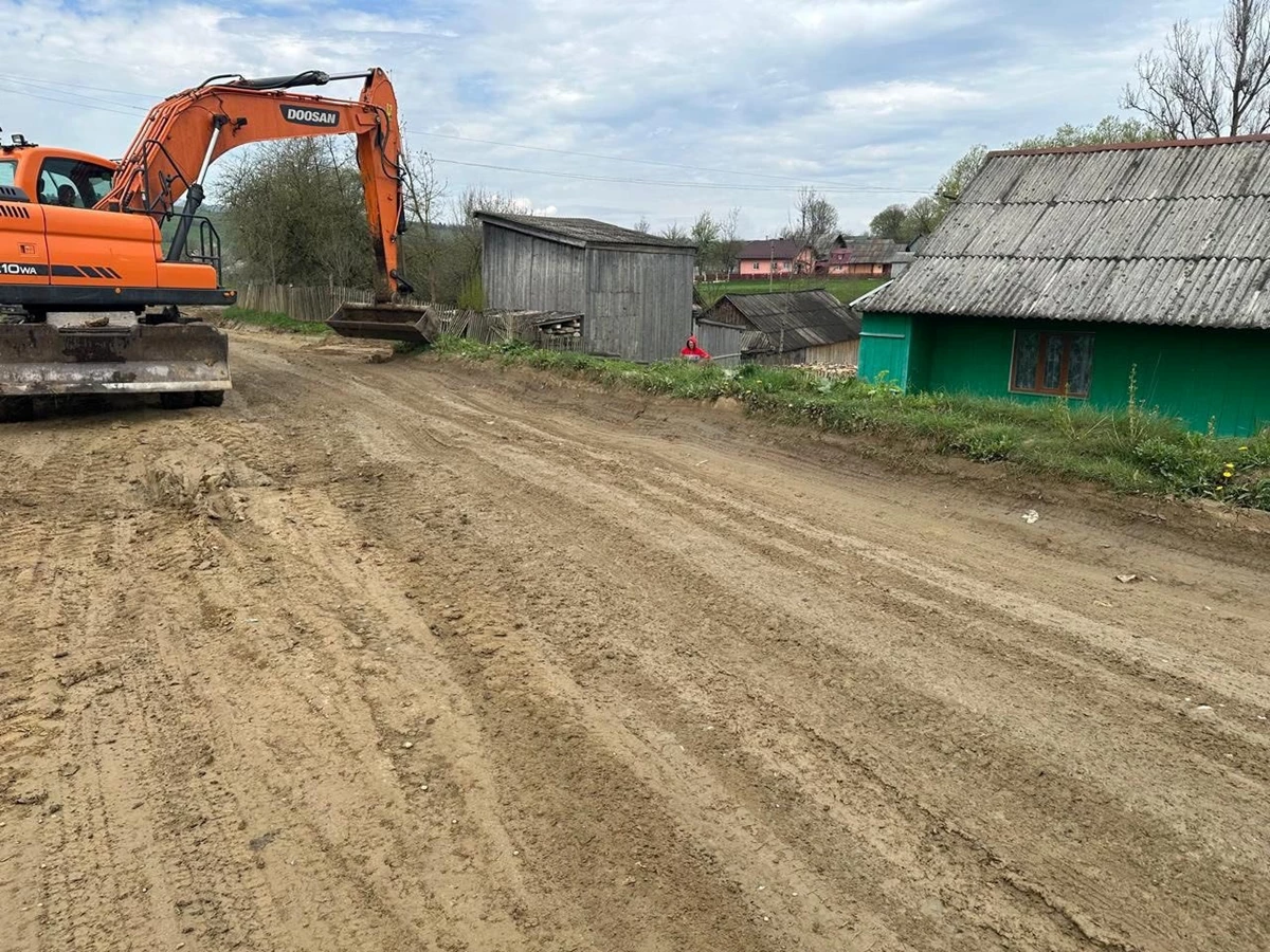 “Школярик” не міг підвозити дітей до школи: на Самбірщині відремонтували одну із доріг місцевого значення
