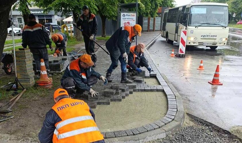 На одній із зупинок громадського транспорту у Львові облаштовують безбар’єрний простір
