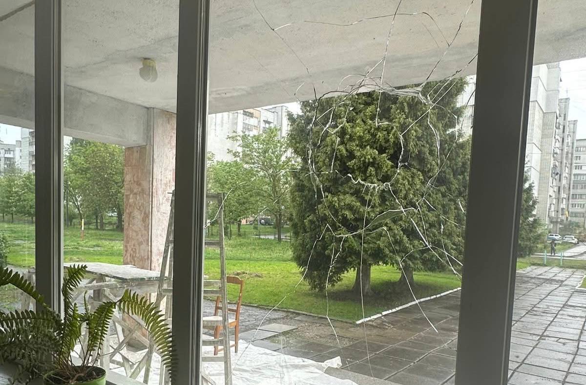 Нетверезий житель Дрогобича розбив вікно в місцевій гімназії
