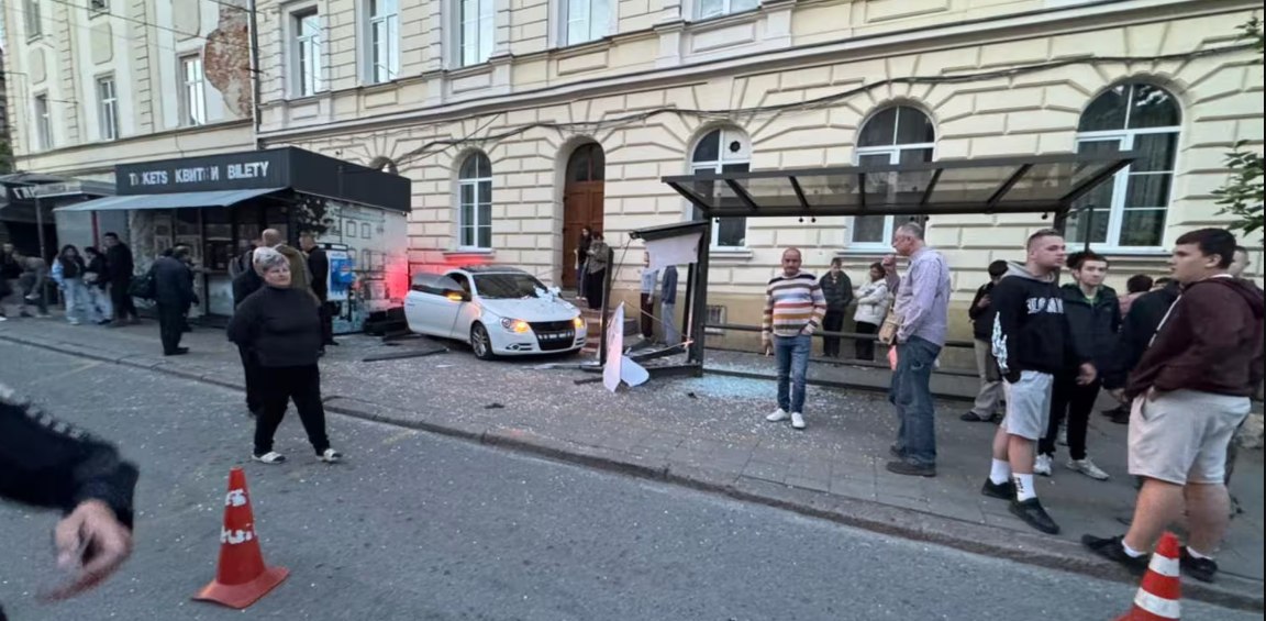 У Львові автівка влетіла в зупинку: 21-річна дівчина з відкритими переломами обох ніг (ФОТО)