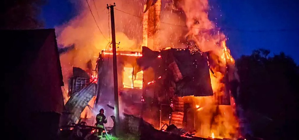 Горів будинок — ледь не зайнялось півсела: нічна пожежа на Львівщині
