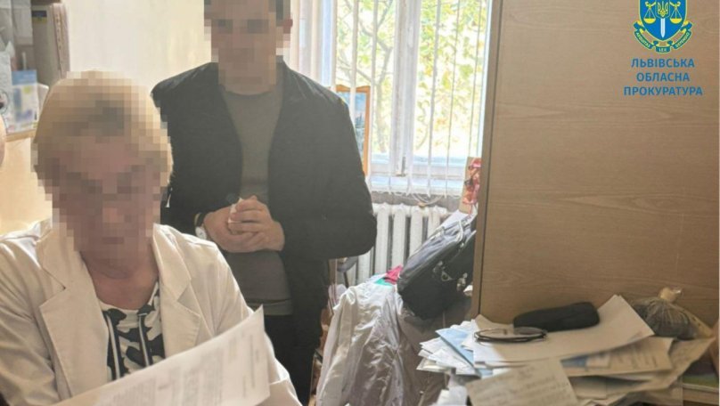 Львівську лікарку засудили за хабар, її сина — за премії самому собі