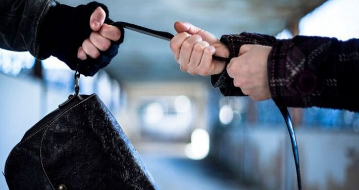 У Трускавці чоловік вирвав у жінки сумку просто в парку — йому загрожує до 10 років тюрми