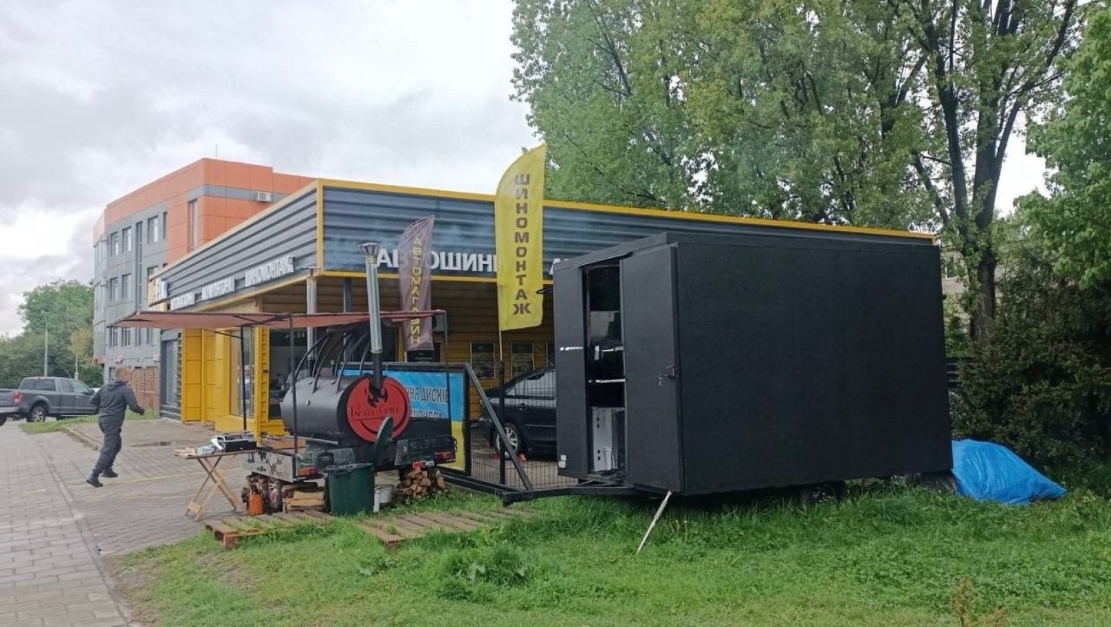 У Львові прибрали незаконну точку з вуличною їжею на вул. Джорджа Вашингтона