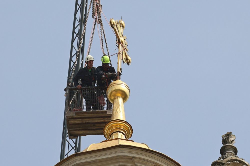 Зі собору Святого Юра у Львові для реставрації зняли пошкоджений хрест