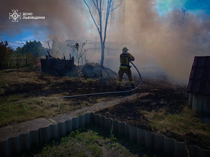 У селі Шептицького району серед дня спалахнули три дерев’яні будівлі