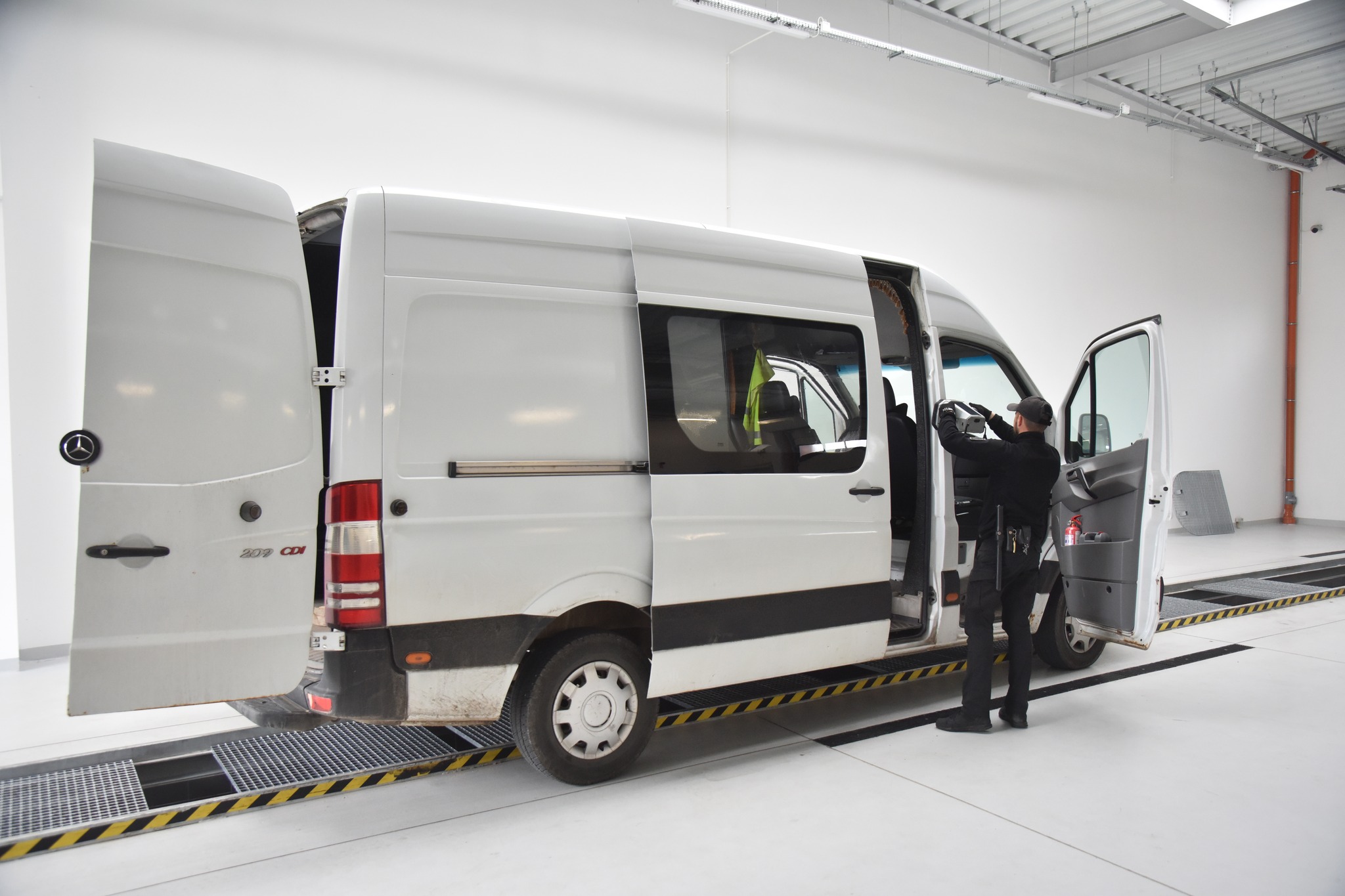 На трьох ПП Львівщини виявили заборонені пігулки з наркотиками