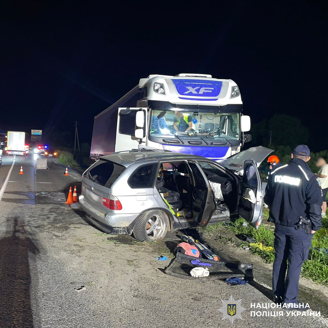 У селі Чишки відбулося ДТП: вантажівка зіткнулася з BMW X5