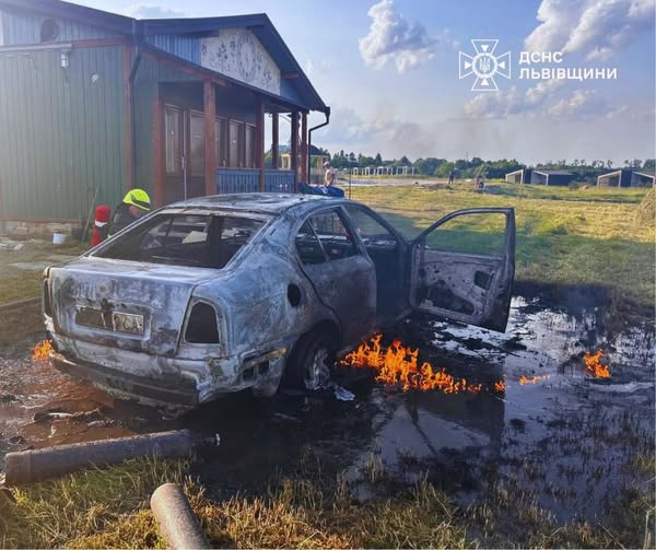 В одному з сіл Золочівського району спалахнув автомобіль «Skoda Octavia»