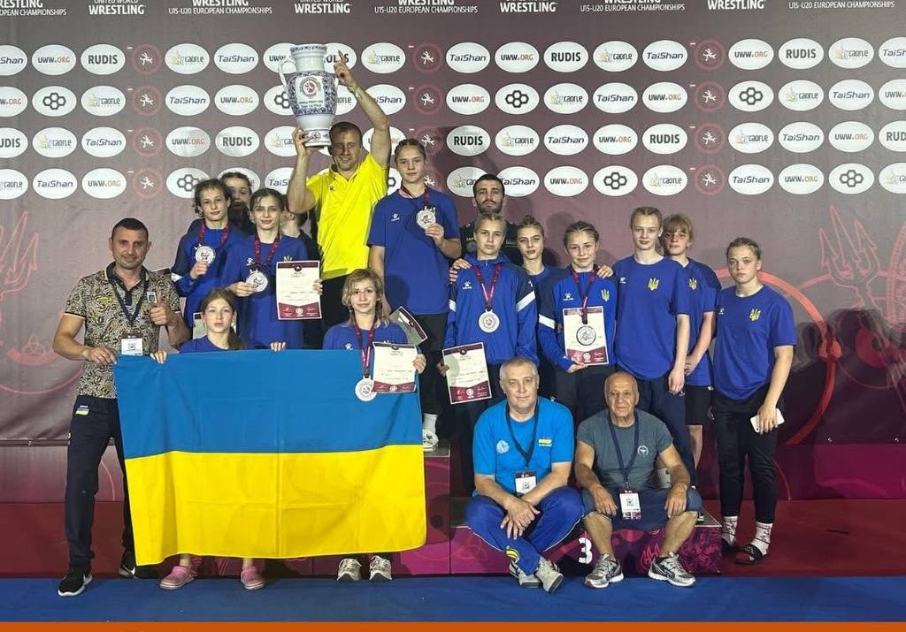 Золото, срібло й бронза: юні борчині зі Львівщини підкорили Європу