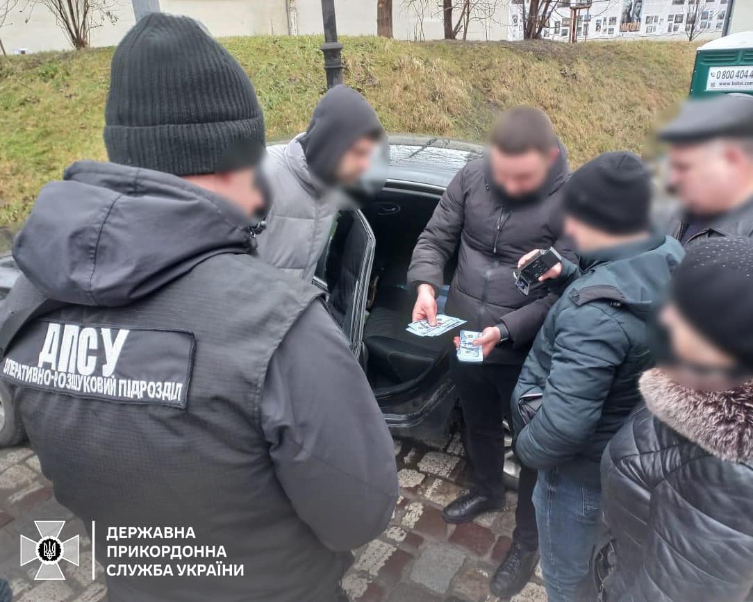 Узяв $10 тисяч за переправлення через кордон: організатора схеми на Львівщині увʼязнили на 5 років