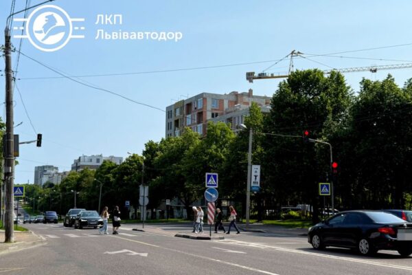 Тепер працюють по-іншому: на вул. Пасічна – Ярошинської змінили принцип роботи світлофорів