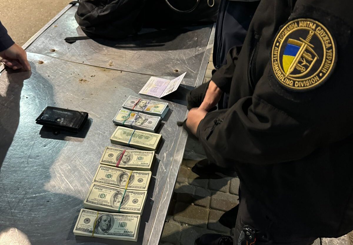 На кордоні митники зупинили жителя Рава-Руська, який намагався вивезти за кордон 67 тисяч доларів