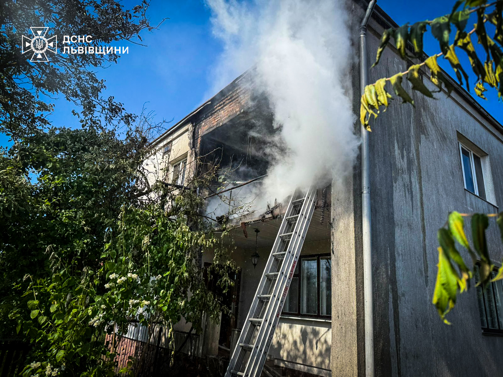 Через пожежу на Яворівщині постраждала 76-річна жінка