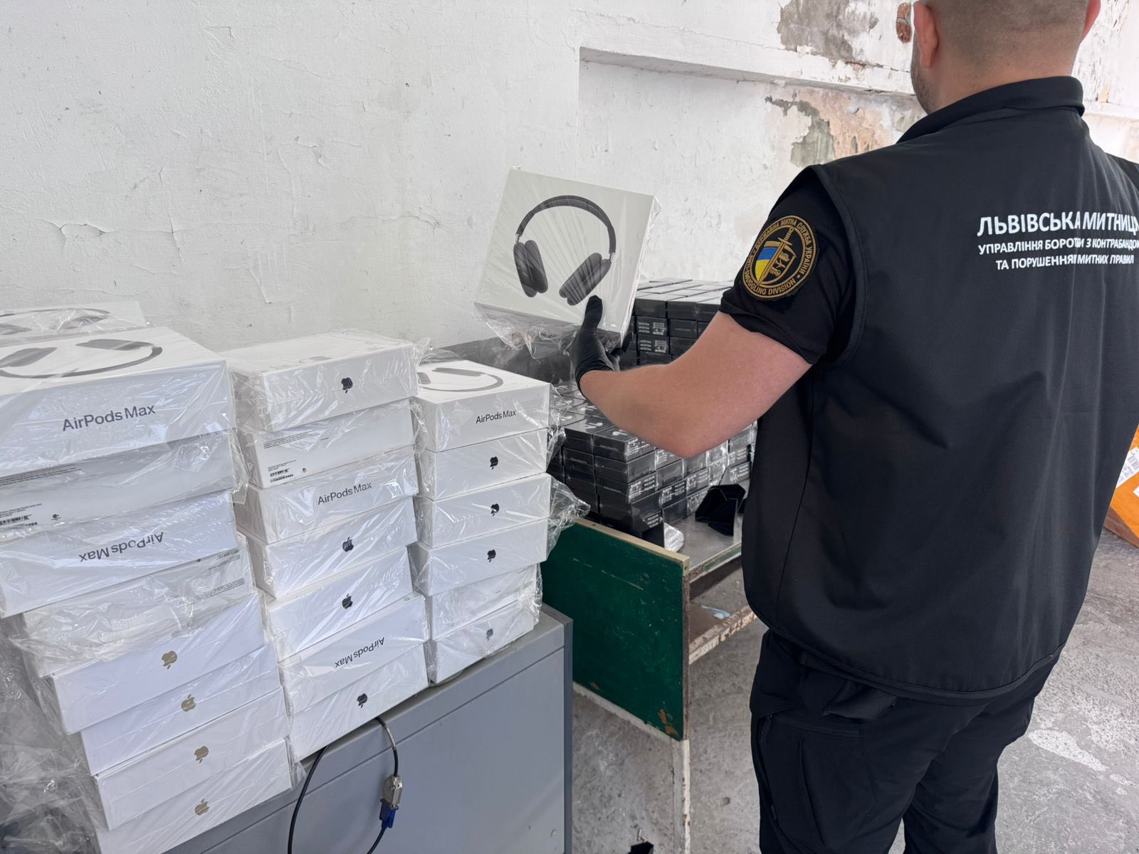 Партію Apple і Samsung за 3 млн грн зупинили митники в Шегинях