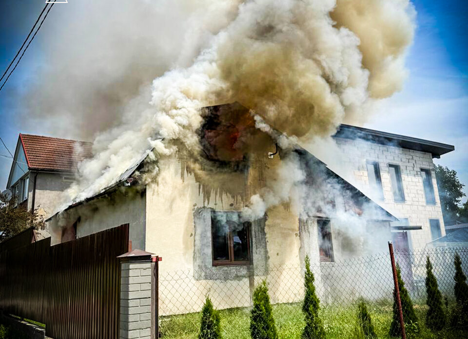 У Львові ледь не згоріли два будинки: вогонь охопив дачну забудову