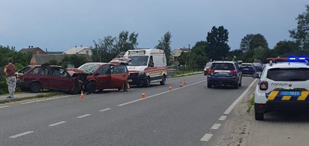 Троє травмованих внаслідок автозіткнення у Львівському районі