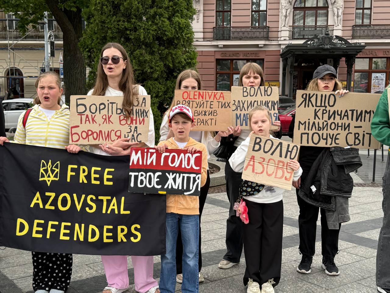 «Хотіла нагадати, що війна триває»: у Львові поліція не допустила родини загиблих військових до акції — там уже зібрались представники ЛГБТ (ВІДЕО)