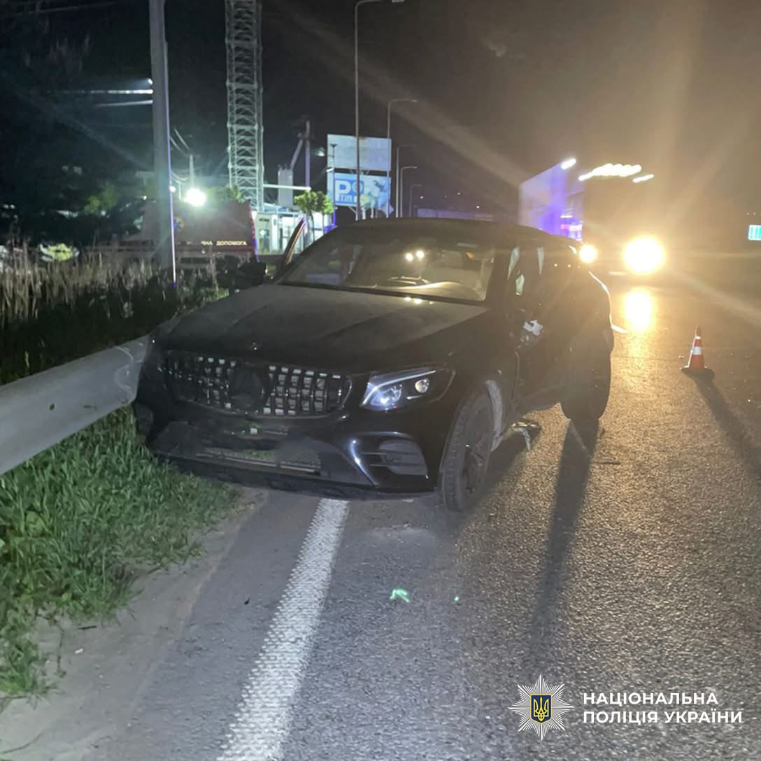 ДТП у Зубрі: внаслідок зіткнення Mercedes та BMW — двоє постраждалих у лікарні