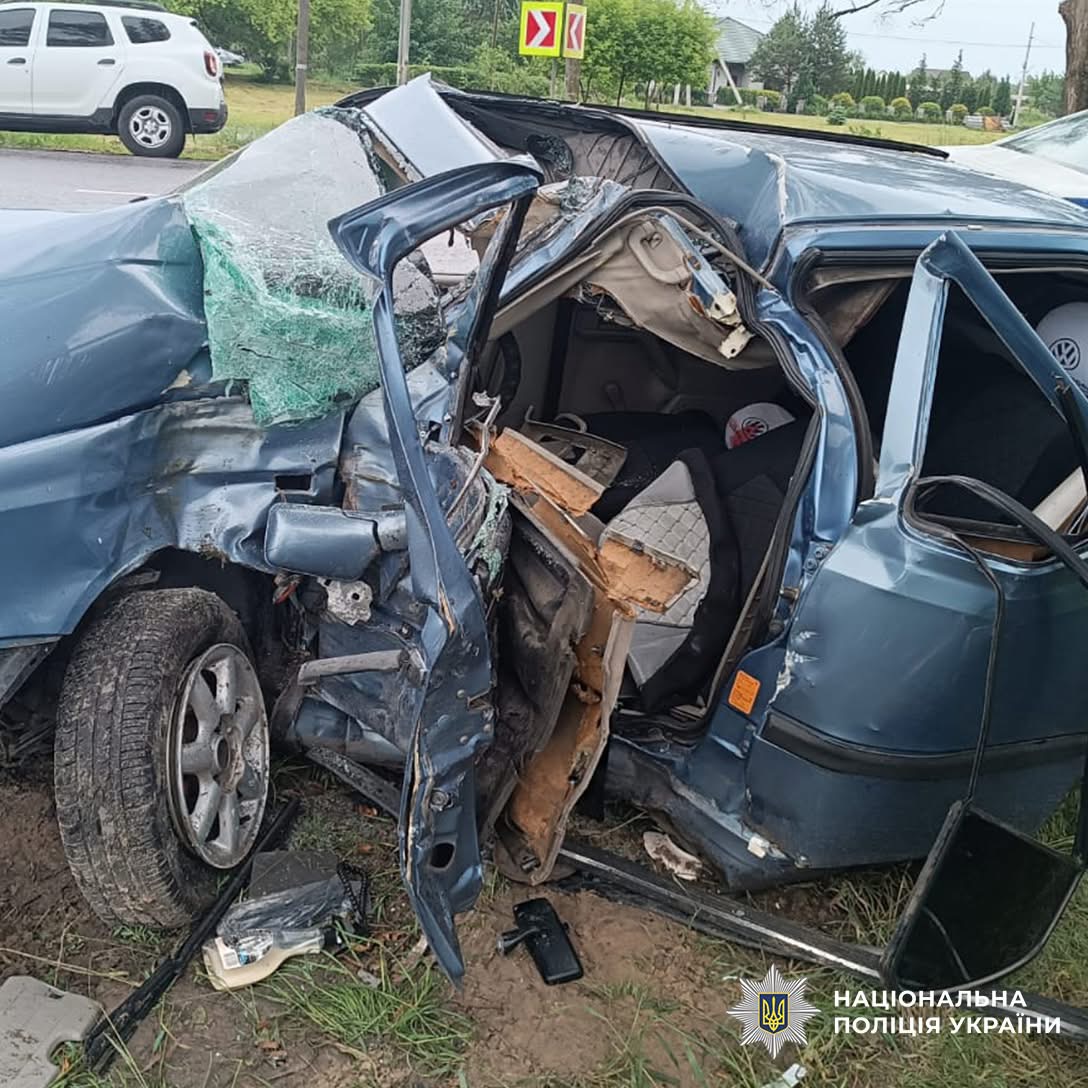На трасі Жовква–Ковель 26-річний водій в’їхав у дерево: є постраждалі