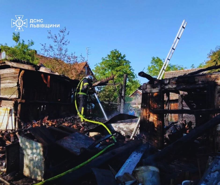 У селі на Яворівщині палала дерев’яна господарк будівля